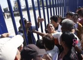 Extensas filas de usuarios se formaron afuera de la estación de Metrovía en el suburbio para acceder al trámite de entrega de la tarjeta La Guayaca.