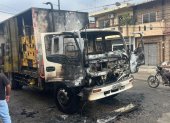 El camión de cervezas que fue incendiado por delincuentes en la parroquia Pascuales, norte de Guayaquil.