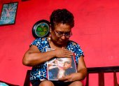 Lilia Párraga, madre de Ericka Vera, sostiene una fotografía de su hija fallecida en un accidente en la vía Perimetral.