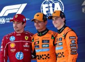 Lando Norris (c), junto a Oscar Piatri, líder del Mundial y Charles Leclerc.