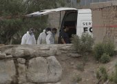 Autoridades estatales y personal médico forense trabajaron en un inmueble donde fueron hallados 60 cuerpos embalsamados, este viernes 27 de junio en Ciudad Juárez.