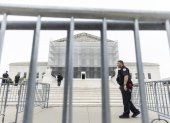 Miembros de la Policía custodian la Corte Suprema de Estados Unidos en Washington.