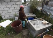 En el barrio Tola Grande, los vecinos aseguran que el líquido llega por horas, por lo que deben recolectar el agua en contenedores y baldes.