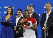 Hugo Rodallega recibe el premio de goleador tras ganar el título de la Liga Colombiana.