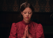 La interpretación de Mia Goth en Pearl ha sido aclamada por su intensidad emocional y su transformación en pantalla, consolidándola como una de las grandes figuras del cine de terror contemporáneo.