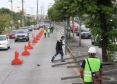Obreros colocaron planchas metálicas para cercar el área donde se empezará a construir el primero de los dos pasos a desnivel en la avenida del Bombero.