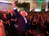 El embajador se hace una selfie con sus invitados.