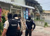 La Policía inspeccionó diferentes casas en Nueva Prosperina, hasta localizar a la maestra secuestrada en Guayaquil.
