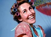 Florinda Meza interpretó a Doña Florinda en El Chavo del 8, donde varios personajes lla apodadan como "la vieja chancluda".