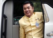 El primer ministro interino de Tailandia, Suriya Juangroongruangkit, en su llegada a la sede del Gobierno en Bangkok.