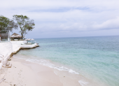 A solo 45 minutos en lancha están las Islas del Rosario, famosas por su agua cristalina e imponente arena blanca.