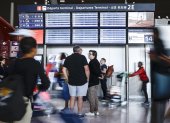 Los pasajeros permanecen dentro del aeropuerto Roissy-Charles de Gaulle durante una huelga de controladores aéreos franceses, el 3 de julio de 2025.