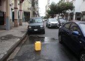 En varias zonas del centro de Guayaquil, los ‘cuidadores’ de carros utilizan envases plásticos para separar los espacios en la vía pública. La actividad sigue sin control.