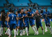Moisés Caicedo (d) celebra junto a sus compañeros la clasificación de Chelsea a los cuartos de final del Mundial de Clubes