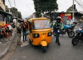 Militares y agentes de tránsito realizaron controles a conductores de tricimotos en el suburbio de Guayaquil, este jueves 3 de julio.