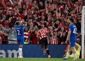 Nico Williams celebra el gol de Athletic Bilbao con los aficionados durante el partido de cuartos de final de la UEFA Europa League.
