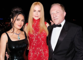El empresario François Henri Pinault junto a su esposa, Salma Hayek, y Nicole Kidman (centro) durante la décima edición anual de los Premios Mujeres en Movimiento de Kering.