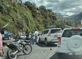 Los dos autos chocaron de frente, cuando circulaban por la av. De los Conquistadores, una vía que conecta a Guápulo con el valle.