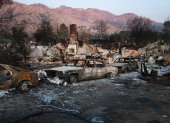 Una vista de vehículos y casas que se quemaron en el incendio de Eaton el 31 de enero de 2025 en Altadena, California.