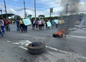 Habitantes de la parroquia Chongón protestaron en el kilómetro 24 de la vía a la costa, la mañana de este viernes 4 de julio.