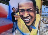 El artista plástico Robert Santos es el autor del mural en el que Willian Pacho quedará inmortalizado en su natal Quinindé. Será el punto de festejos si hoy gana.