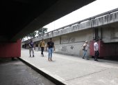 Insalubridad. En la avenida 25 de Julio, los bajos del puente son usados como letrina.