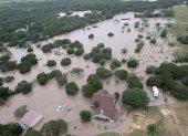 Fotografía cedida por la Guardia Costera de los Estados Unidos que muestra una inundación este sábado, en el área de Kerrville, Texas (EE.UU.).