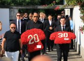 Los jugadores del Liverpool Virgil van Dijk (c) y Andrew Robertson (d) llevan ofrendas florales en el funeral del jugador de fútbol portugués Diogo Jota y su hermano Andre Silva.