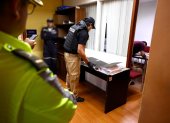 Agentes revisan documentos y recogen evidencias en el marco de los allanamientos del caso Depuración Azul.
