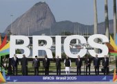 De izquierda a derecha el ministro de Relaciones Exteriores de Rusia Sergey Lavrov, el príncipe herdero de Abu Dhabi Khalid bin Mohamed bin Zayed al Nahyan, el presidente de Indonesia, Prabowo Subianto, el presidente de Sudáfrica, Cyril Ramaphosa, el presidente de Brasil, Luiz Inácio Lula da Silva, el primer ministro de la India, Narendra Modi, el primer ministro de China, Li Qiang, el primer ministro de Etiopía, Abiy Ahmed, el primer ministro de Egipto, Mostafa Madbouly y el ministro de Asuntos Exteriores de Irán, Abbas Araghchi, posan durante la apertura de la cumbre de los BRICS este domingo en Río de Janeiro (Brasil).