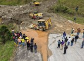 Una delegación encabezada por el ministro de Obras Públicas, Roberto Luque, estuvo inspeccionando los trabajos de remoción de tierra en la vía Zamora-Loja.