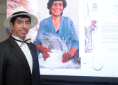 Durante su exposición, el maestro artesano manabita Otto Pachay, cuya familia fue la primera en recibir el reconocimiento de la Unesco a la excelecia de la artesanía.