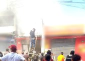 El incendio en Tumbaco en el local fue controlado por Bomberos de Quito.
