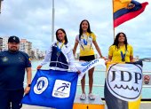 Danna en lo alto de los 10 km aguas abiertas elite femenina. La también ecuatoriana Rafaela Cuello (d), fue tercera.