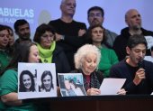 La integrante de la asociación Abuelas de Plaza de Mayo Estela de Carlotto (c) este lunes 7 de julio de 2025, en Buenos Aires (Argentina).