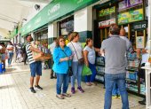 Personas comprando la medicina en las distribuidoras del centro de Guayaquil, donde les cobran acosto de mayorista aunque compren por unidad.