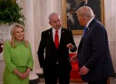 Donald Trump (d), se reúne con Benjamín Netanyahu (c), y su esposa Sara Netanyahu (i) este 8 de julio de 2025, en la Casa Blanca, Washington (EEUU).