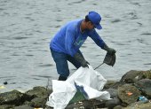 La empresa Visolit se encarga de limpiar el estero Salado en Guayaquil.