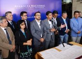 Jaime Estrada (centro), señaló que su comisión seguirá con la investigación de los bonos durante campaña electoral