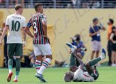 EAST RUTHERFORD (Estados Unidos), 08/07/2025.- Moisés Caicedo (D) del Chelsea se sujeta el pie izquierdo tras caer ante Thiago Silva (C) del Fluminense mientras Cole Palmer (I) del Chelsea mira durante el partido de la Copa Mundial de Clubes de la FIFA 2025 entre el Fluminense FC y el Chelsea FC en East Rutherford, Nueva Jersey, EE. UU., el 08 de julio de 2025.