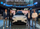 Gerentes de la marca junto al nuevo SUV eléctrico Sealion 7 que fue presentado en el Autoshow 2025.