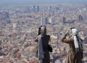 Turistas en el Turó de la Rovira de Barcelona en junio de 2025, en medio de la ola de calor.
