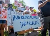 Personas sostienen carteles durante una manifestación por las recientes redadas de ICE en East Windsor, New Jersey (Estados Unidos).