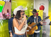 Dayanara Peralta durante su concierto íntimo en Radio Punto Rojo, en Guayaquil.