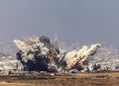 Humo se eleva tras un ataque aéreo israelí en el norte de la Franja de Gaza, el jueves 10 de julio de 2025.