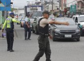 Agentes policiales y de la ATD controlaron el tránsito en la avenida Samuel Cisneros, en Durán, la mañana de este jueves 10 de julio.