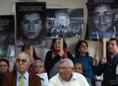 Familiares de las víctimas de la época del terrorismo asisten a una rueda de prensa este jueves, en Lima (Perú).