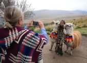 El trayecto del Teleférico cautiva por su vista panorámica, además puedes tomarte fotografías con las llamas y apoyar la economía local.