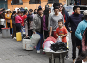 Varios barrios del sur de Quito realizan largas filas para poder acceder al agua