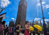 Varias personas pasean por Londres el 30 de junio de 2025, cuando se esperaban temperaturas en torno a los 34 grados Celsius.